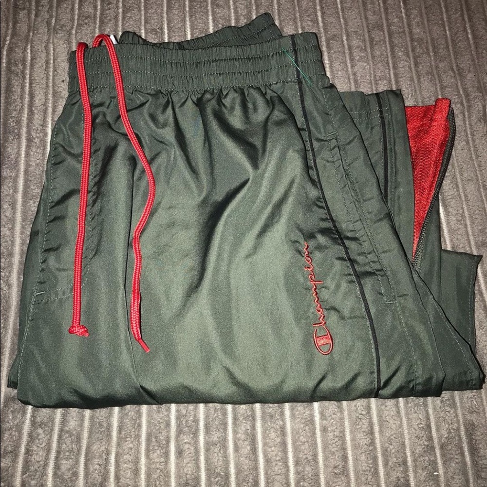 Green champion sweats 🫑
Size: L
Price: $20